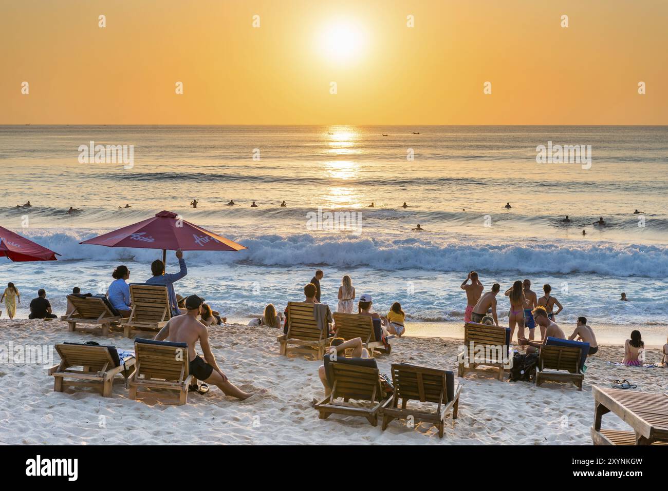 Surfisti e bagnanti, spiaggia, vacanze, tramonto, viaggi, vacanze al mare, turismo, sole serale, atmosfera serale, rilassato, relax, ombrellone, sole, bellezza, Foto Stock