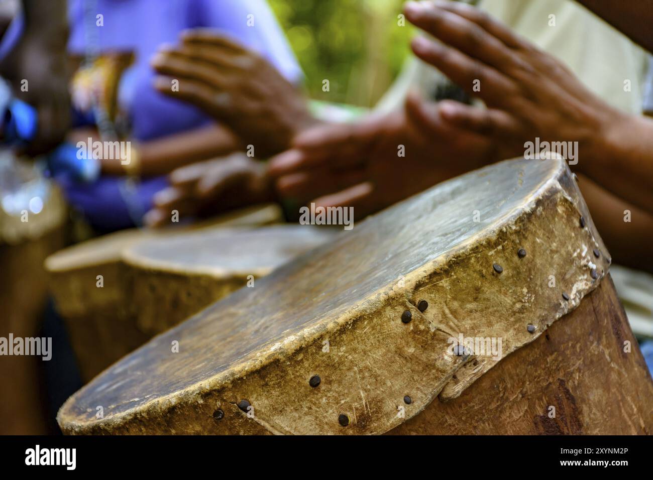 Il percussionista giocando una rudimentale atabaque durante afro-brasiliano manifestazione culturale Foto Stock