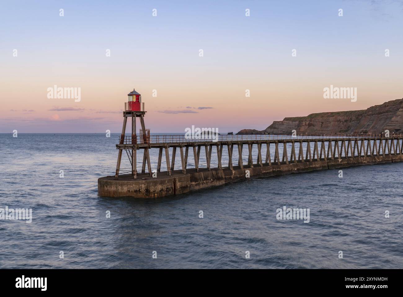 Whitby, North Yorkshire, Inghilterra, Regno Unito, East Pier, vista dal West Pier Foto Stock