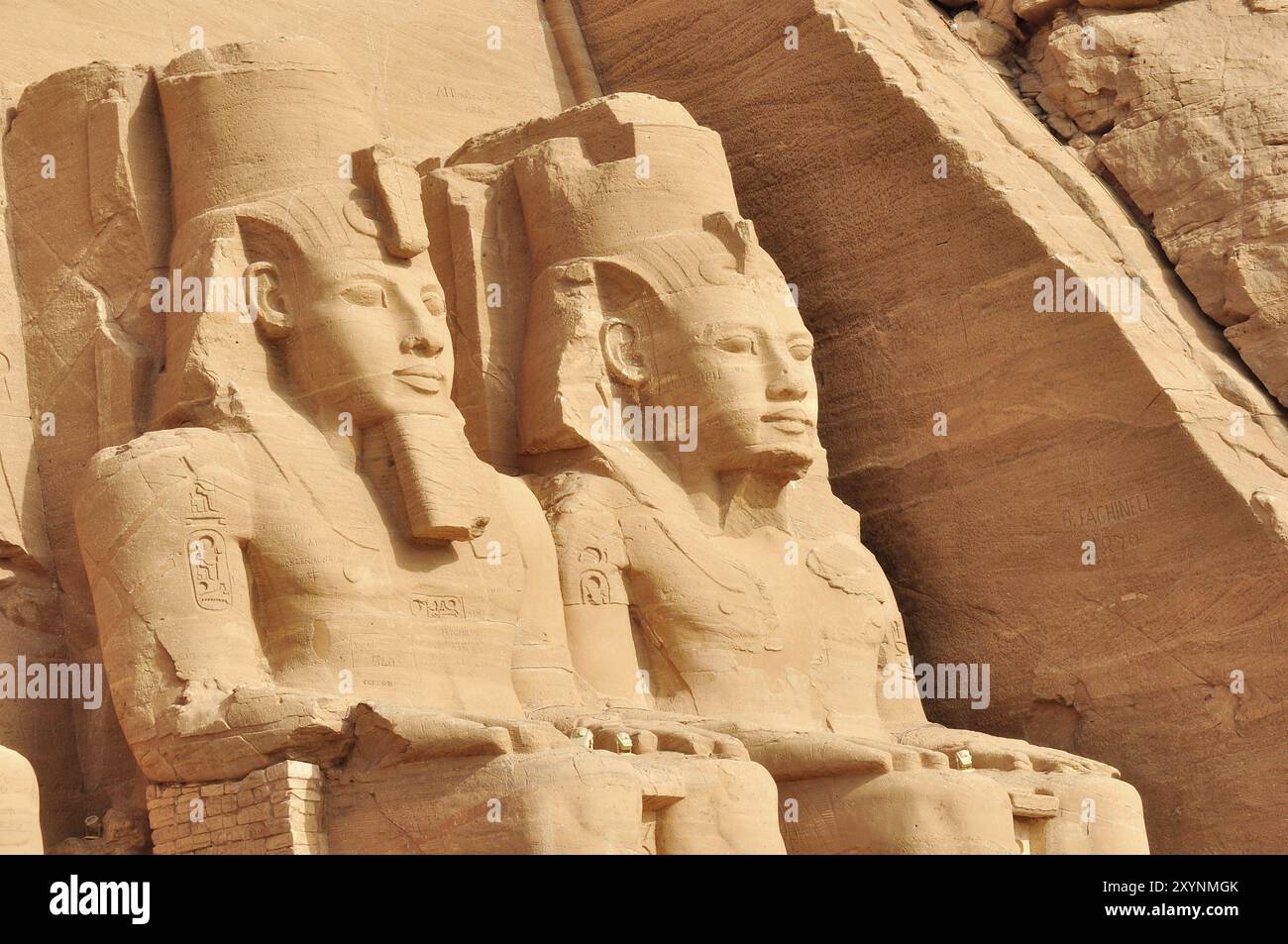 Grande tempio di Abu Simbel, in Egitto, Africa. Fu costruito per il faraone Ramses II che regnò per 67 anni durante il XIII secolo a.C. (XIX secolo a.C.) Foto Stock