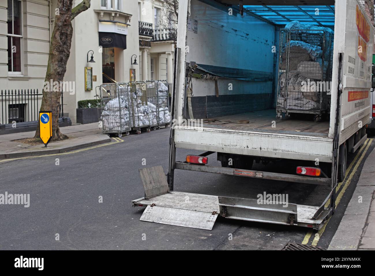 Londra, Regno Unito - 21 gennaio 2013: Servizio di pulizia lavanderia Truck and Carts with Bags at Street in City Centre. Foto Stock