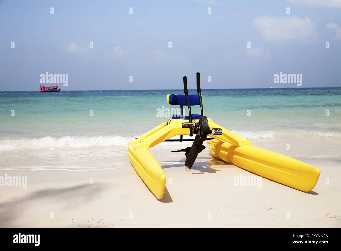 Pedalò gialla su sabbia corallina. Isola di Koh Tao Foto Stock