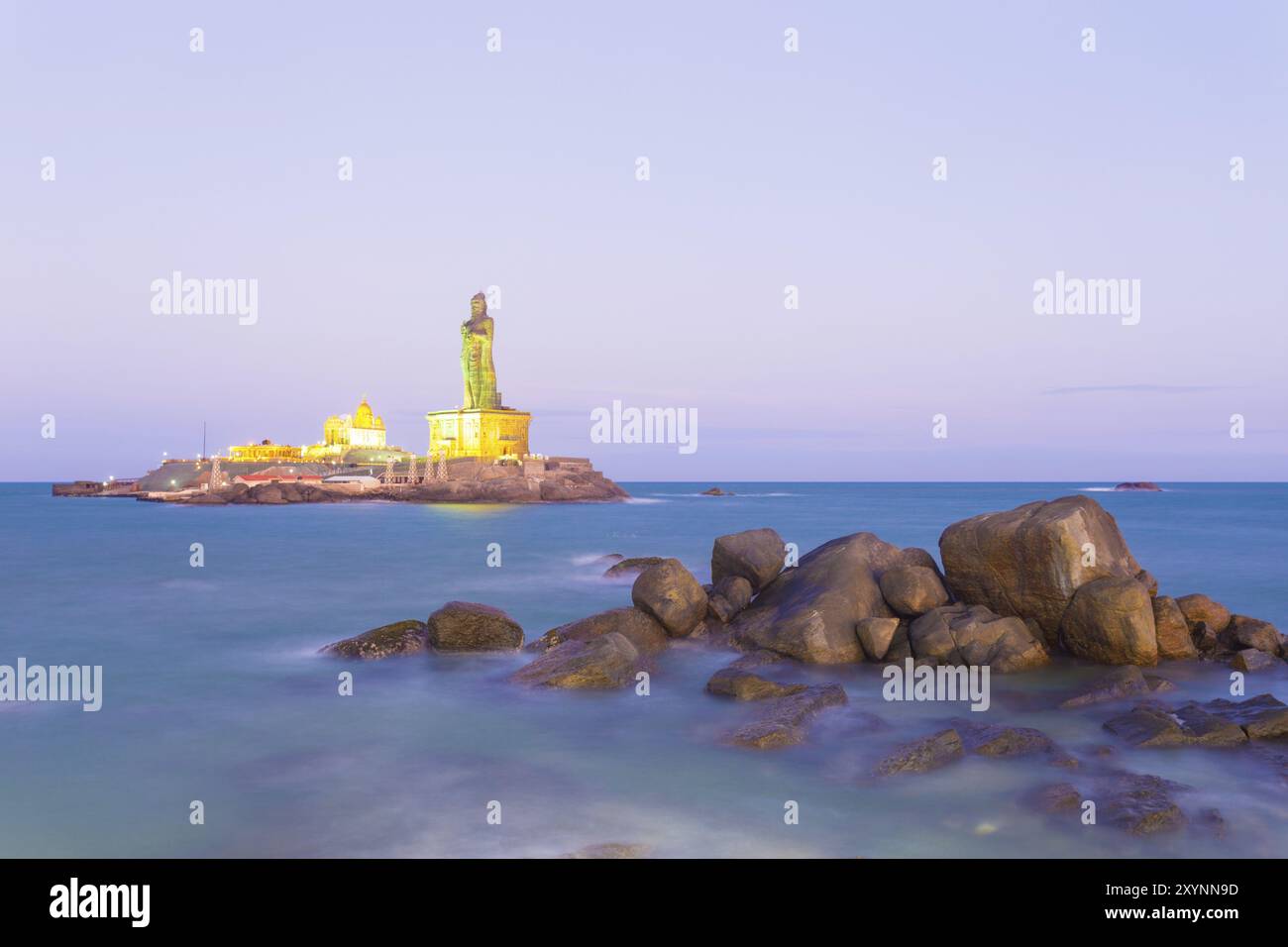 Vivekananda Rock ospita una statua commemorativa e la vicina isola di Thiruvalluvar illuminata all'ora blu del tramonto al largo della costa di Kanyakumari, Tamil Nadu, Foto Stock