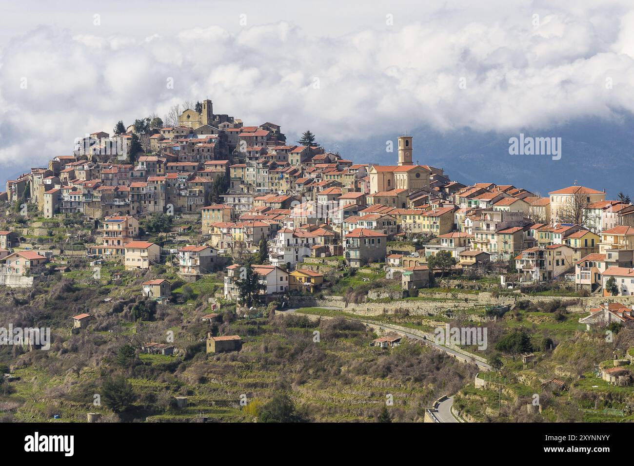 L'antico borgo di Bajardo nell'entroterra di Sanremo, Liguria, Italia, Europa Foto Stock