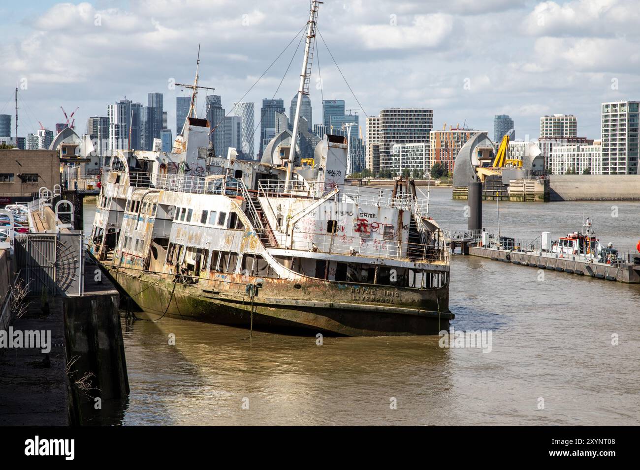 IL naufragio DELLA MV Royal Iris a Charlton, Londra, sul Tamigi. Il 21 giugno 1977, Royal Iris portò la regina Elisabetta II nel suo Giubileo d'argento. Foto Stock