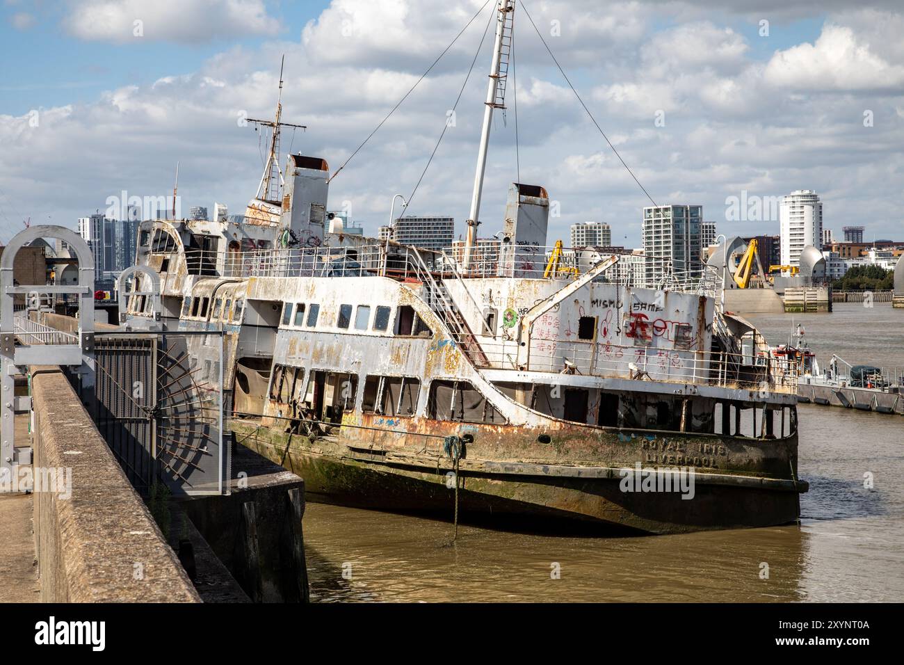 IL naufragio DELLA MV Royal Iris a Charlton, Londra, sul Tamigi. Il 21 giugno 1977, Royal Iris portò la regina Elisabetta II nel suo Giubileo d'argento. Foto Stock