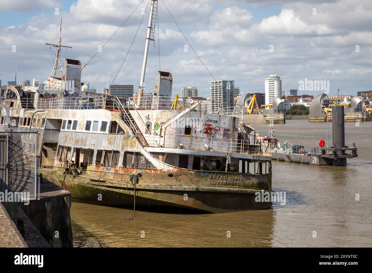 IL naufragio DELLA MV Royal Iris a Charlton, Londra, sul Tamigi. Il 21 giugno 1977, Royal Iris portò la regina Elisabetta II nel suo Giubileo d'argento. Foto Stock