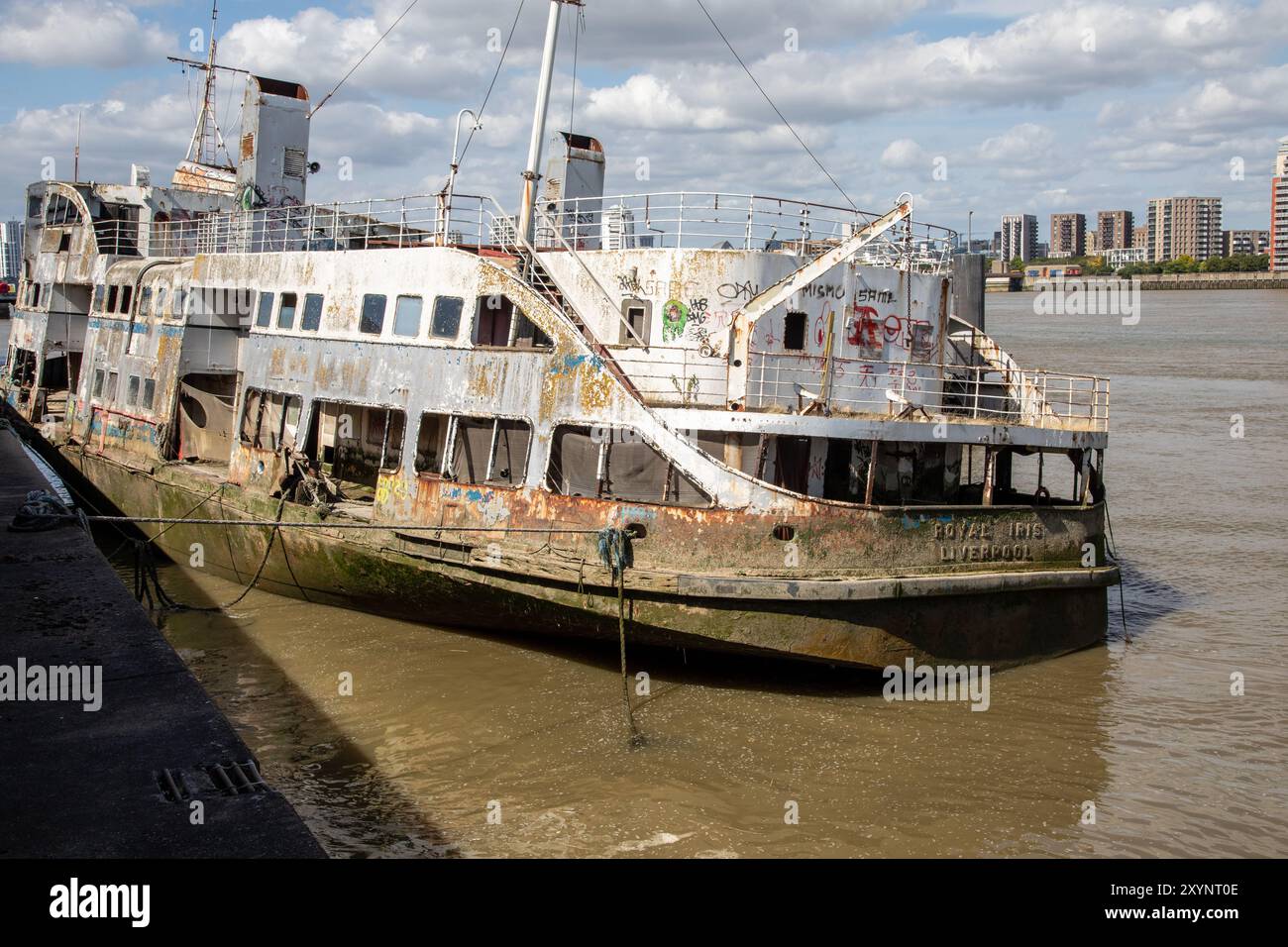 IL naufragio DELLA MV Royal Iris a Charlton, Londra, sul Tamigi. Il 21 giugno 1977, Royal Iris portò la regina Elisabetta II nel suo Giubileo d'argento. Foto Stock