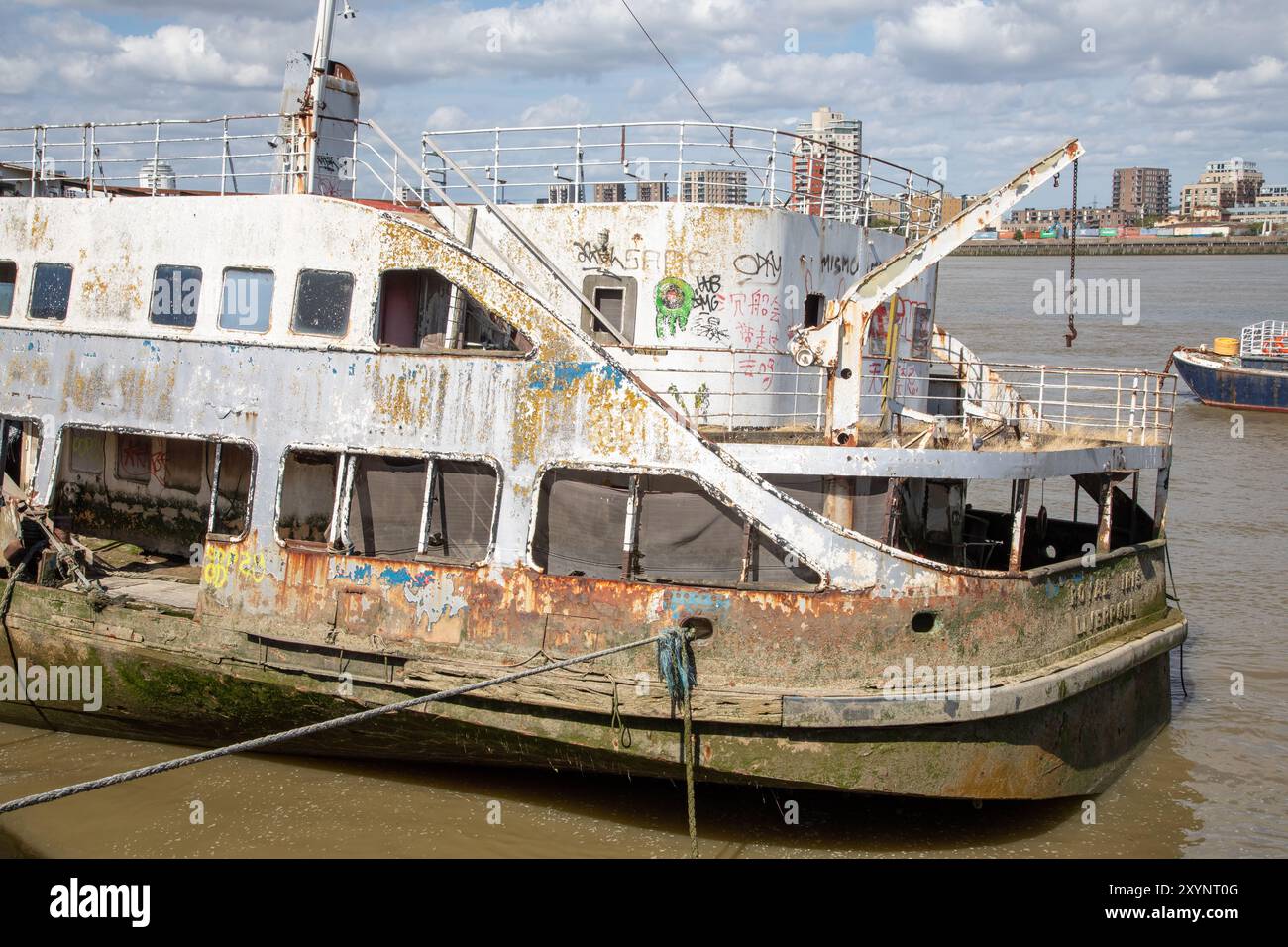 IL naufragio DELLA MV Royal Iris a Charlton, Londra, sul Tamigi. Il 21 giugno 1977, Royal Iris portò la regina Elisabetta II nel suo Giubileo d'argento. Foto Stock