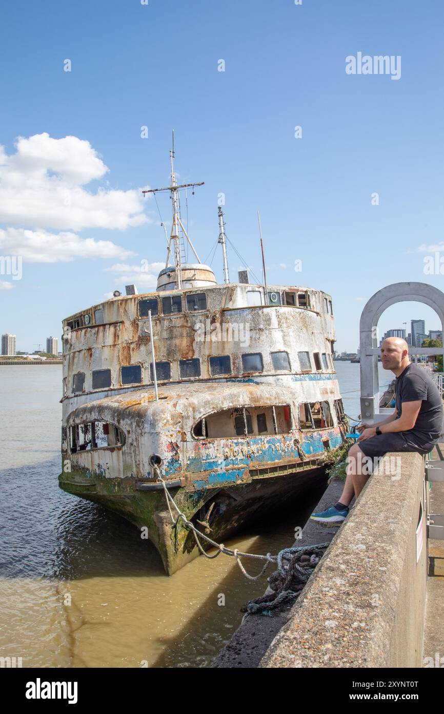 IL naufragio DELLA MV Royal Iris a Charlton, Londra, sul Tamigi. Il 21 giugno 1977, Royal Iris portò la regina Elisabetta II nel suo Giubileo d'argento. Foto Stock