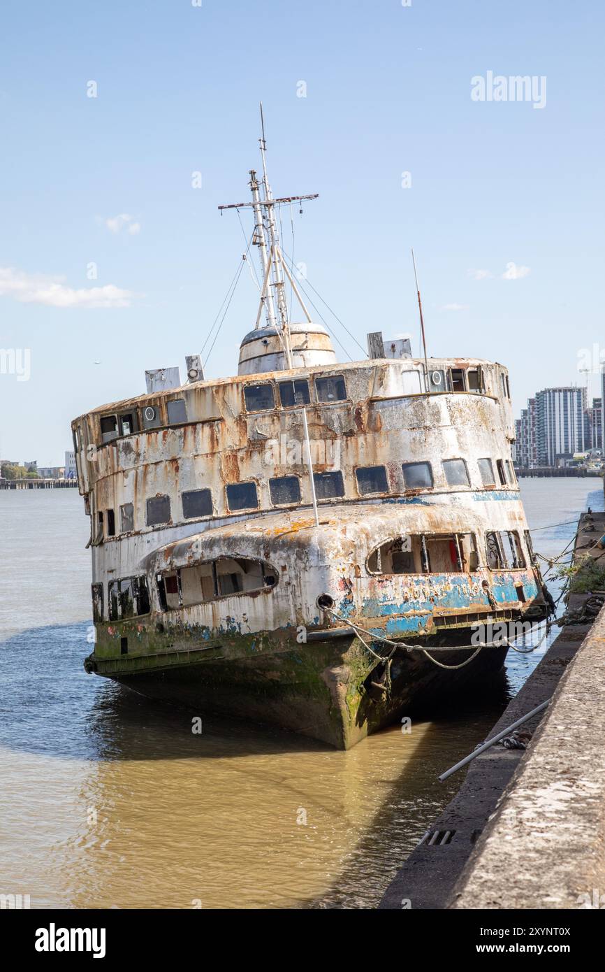 IL naufragio DELLA MV Royal Iris a Charlton, Londra, sul Tamigi. Il 21 giugno 1977, Royal Iris portò la regina Elisabetta II nel suo Giubileo d'argento. Foto Stock
