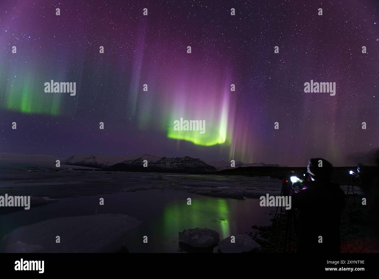 Aurora boreale sull'Islanda con riflessi in acqua Foto Stock