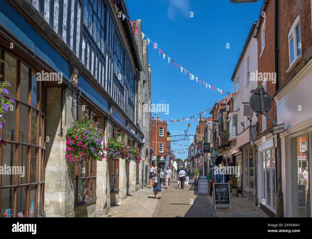 Negozi su Parchment Street nel centro della città, Winchester, Hampshire, Inghilterra, Regno Unito Foto Stock