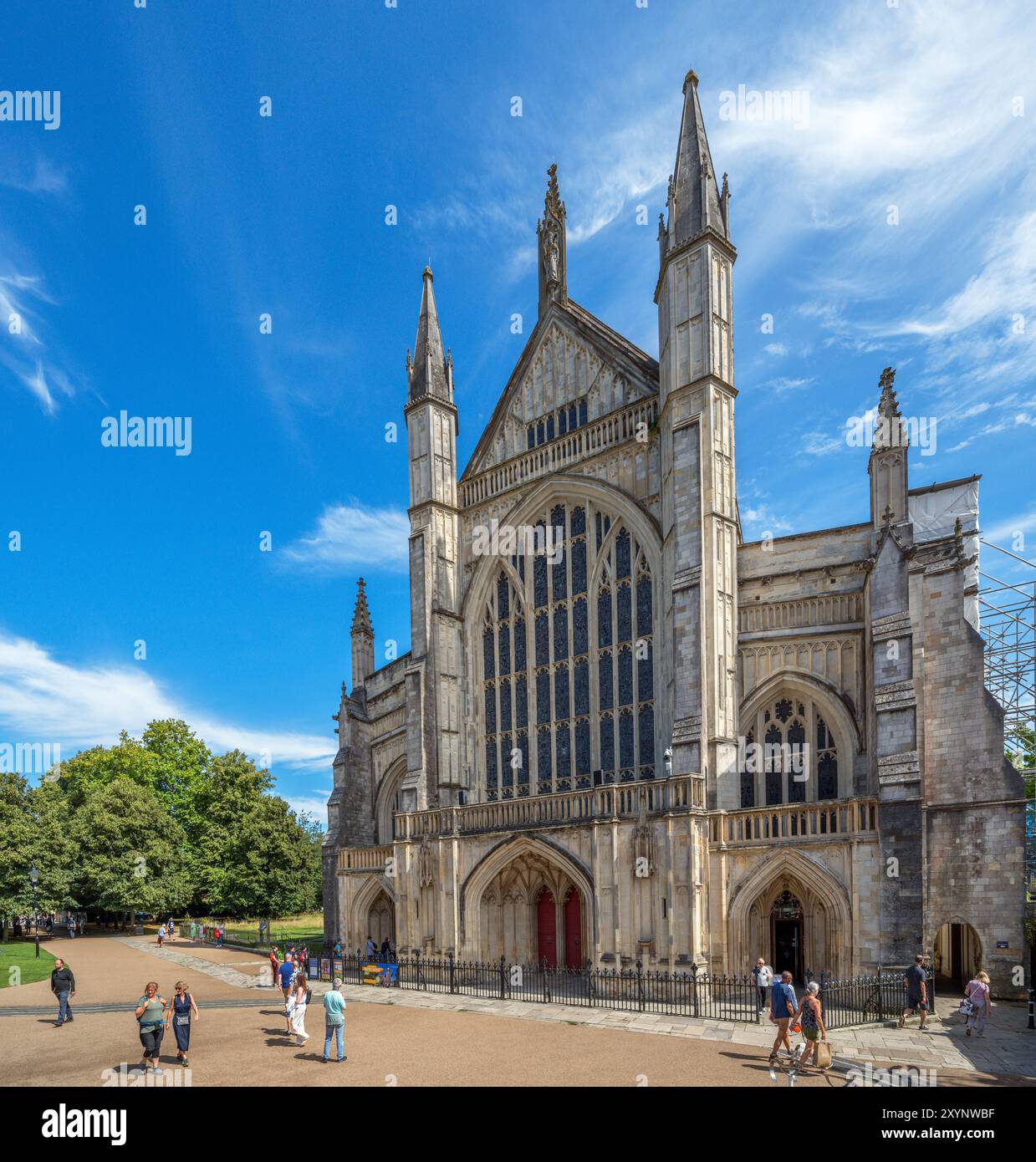 La facciata della cattedrale di Winchester, Winchester, Hampshire, Inghilterra, Regno Unito Foto Stock