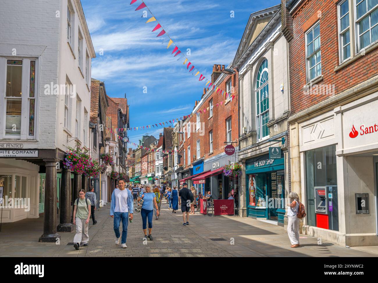 Negozi su High Street, Winchester, Hampshire, Inghilterra, Regno Unito Foto Stock