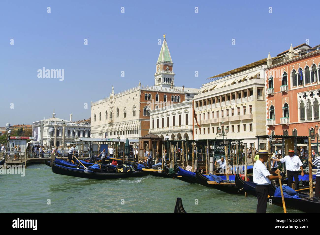 Venezia, Italia, 21 agosto 2012: Palazzo Ducale, campanile di San Marco e vista dell'Hotel Danieli dalla laguna. I turisti arrivano e partono il Foto Stock