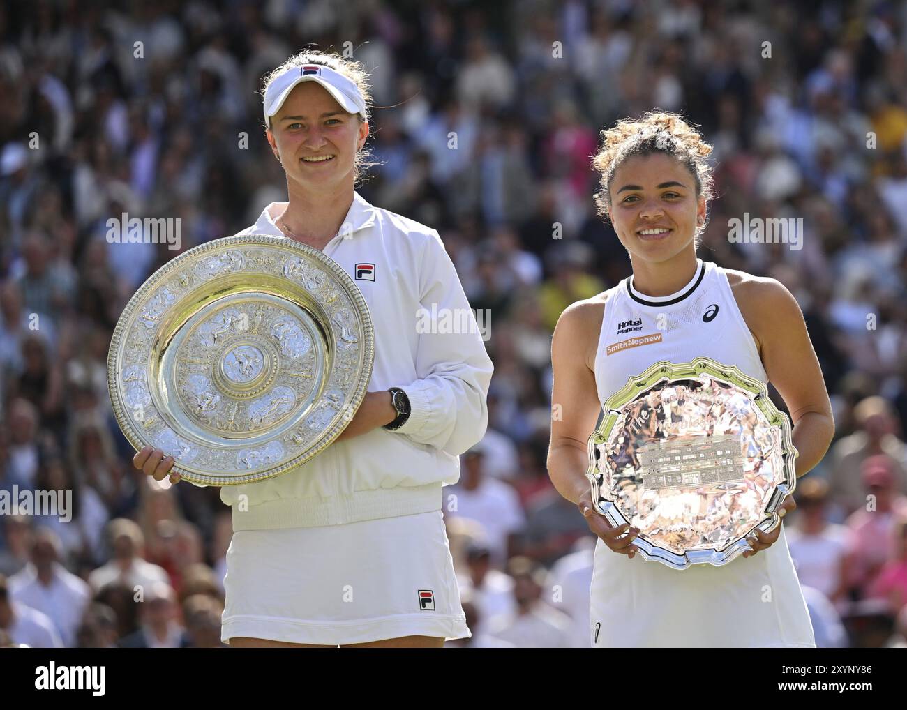 La campionessa Barbora Krejcikova (CZE) e la seconda classificata Jasmine Paolini (ITA) che detengono i trofei ai Campionati di Wimbledon 2024, Londra, Inghilterra, Unite Foto Stock