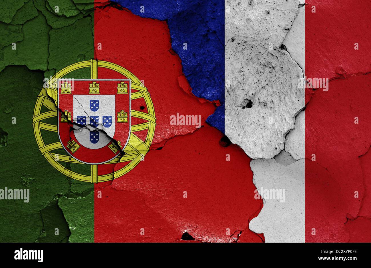 Bandiere di Portogallo e Francia dipinte su pareti fessurate Foto Stock