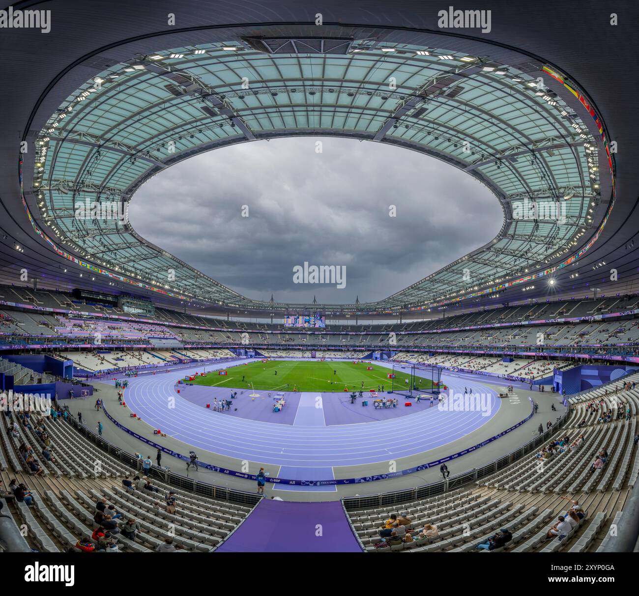 Parigi, Francia - 08 30 2024: Giochi Paralimpici Parigi 2024. Vista panoramica all'interno dello Stade de France durante il primo giorno degli eventi paralimpici Foto Stock