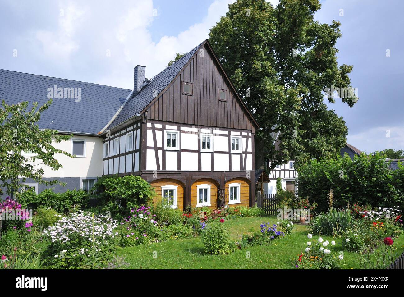 Obercunnersdorf, villaggio museale nel comune di Kottmar, in Sassonia, Germania, Umgebindehaus in der Oberlausitz im Museumsdorf, tipico Umgebinde Foto Stock