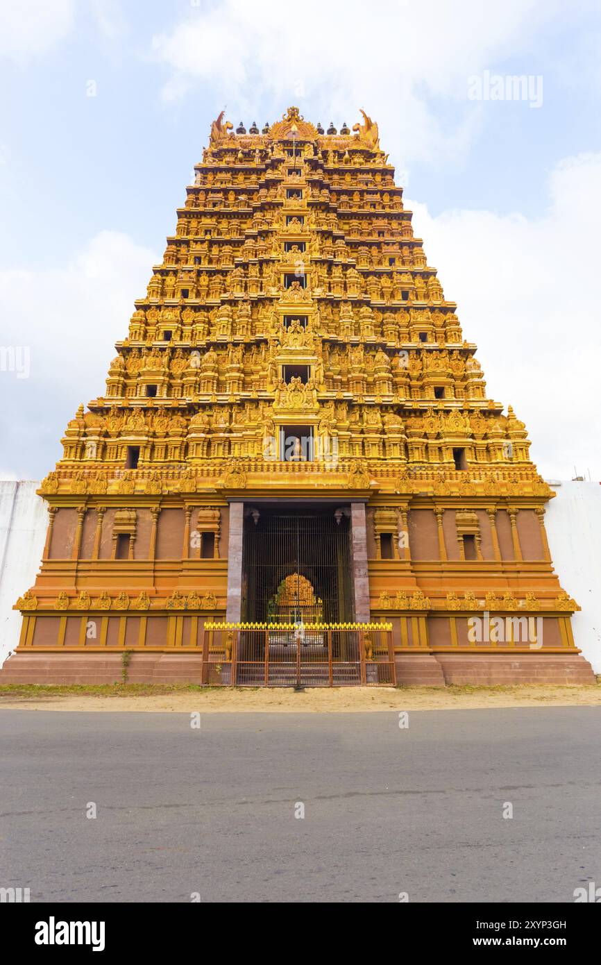 Di fronte al centro della torre Golden Entrance Gopuram, Swarna Vaasal, del tempio indù Nallur Kandaswamy Kovil lungo la strada principale a Jaffna, Sri LAN Foto Stock