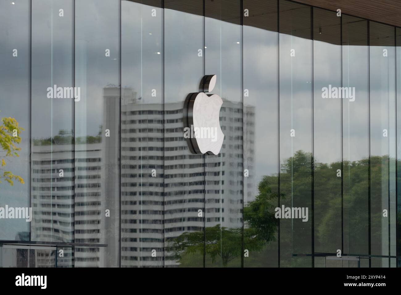 Bangkok, Thailandia. 30 agosto 2024. La vista esterna dell'Apple Store sulla riva del fiume Chao Phraya, come parte del mega lussuoso centro commerciale IconSiam di Bangkok in via Charoen Nakhon Road, Thailandia, il 30 agosto 2024. (Foto di Teera Noisakran/Sipa USA) credito: SIPA USA/Alamy Live News Foto Stock