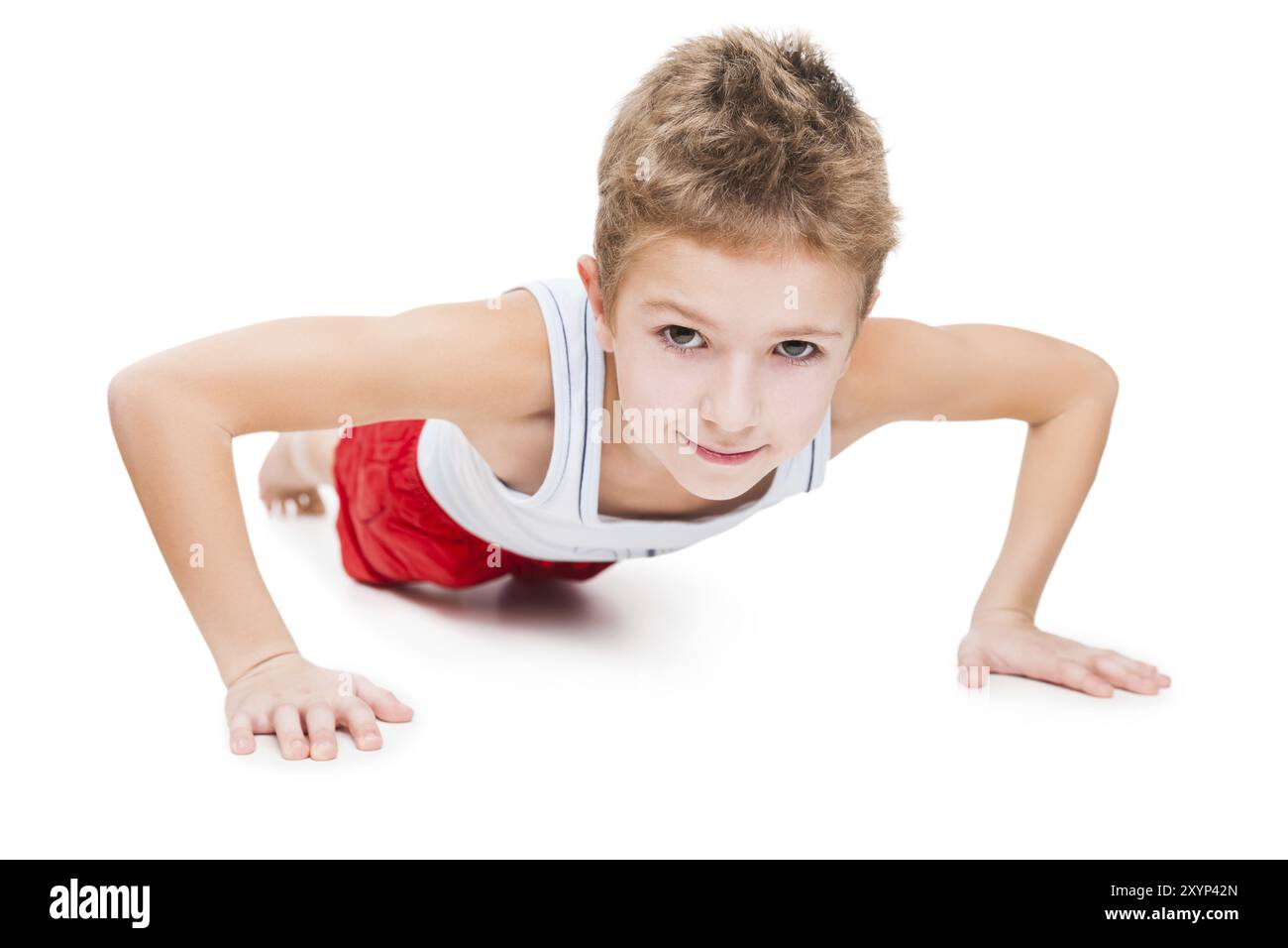 Bellezza sorridente sport bambino premere su esercizio bianco isolato Foto Stock