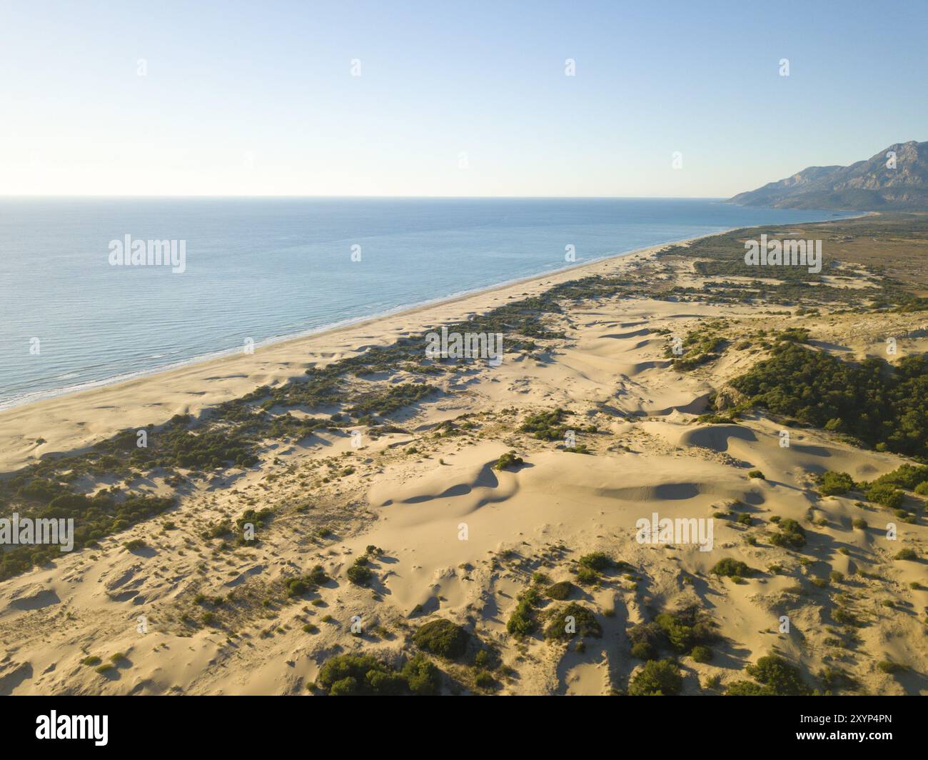 Vista aerea con dune di sabbia massiccia dietro la spiaggia costiera di Patara, Turchia, Asia Foto Stock