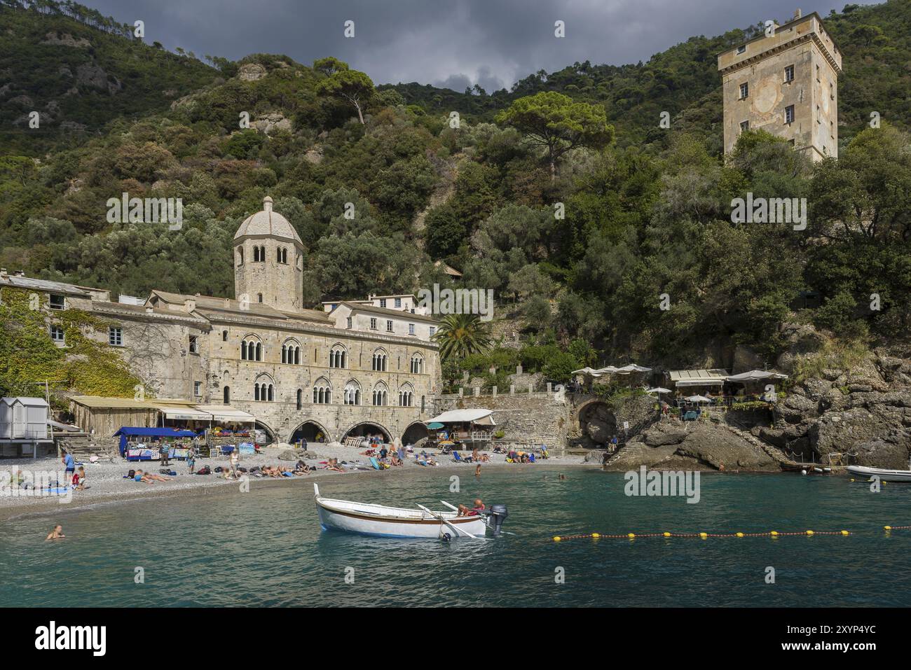 L'abbazia e il paese di San Fruttuoso, situato nella riserva naturale di Portofino, in Italia Foto Stock