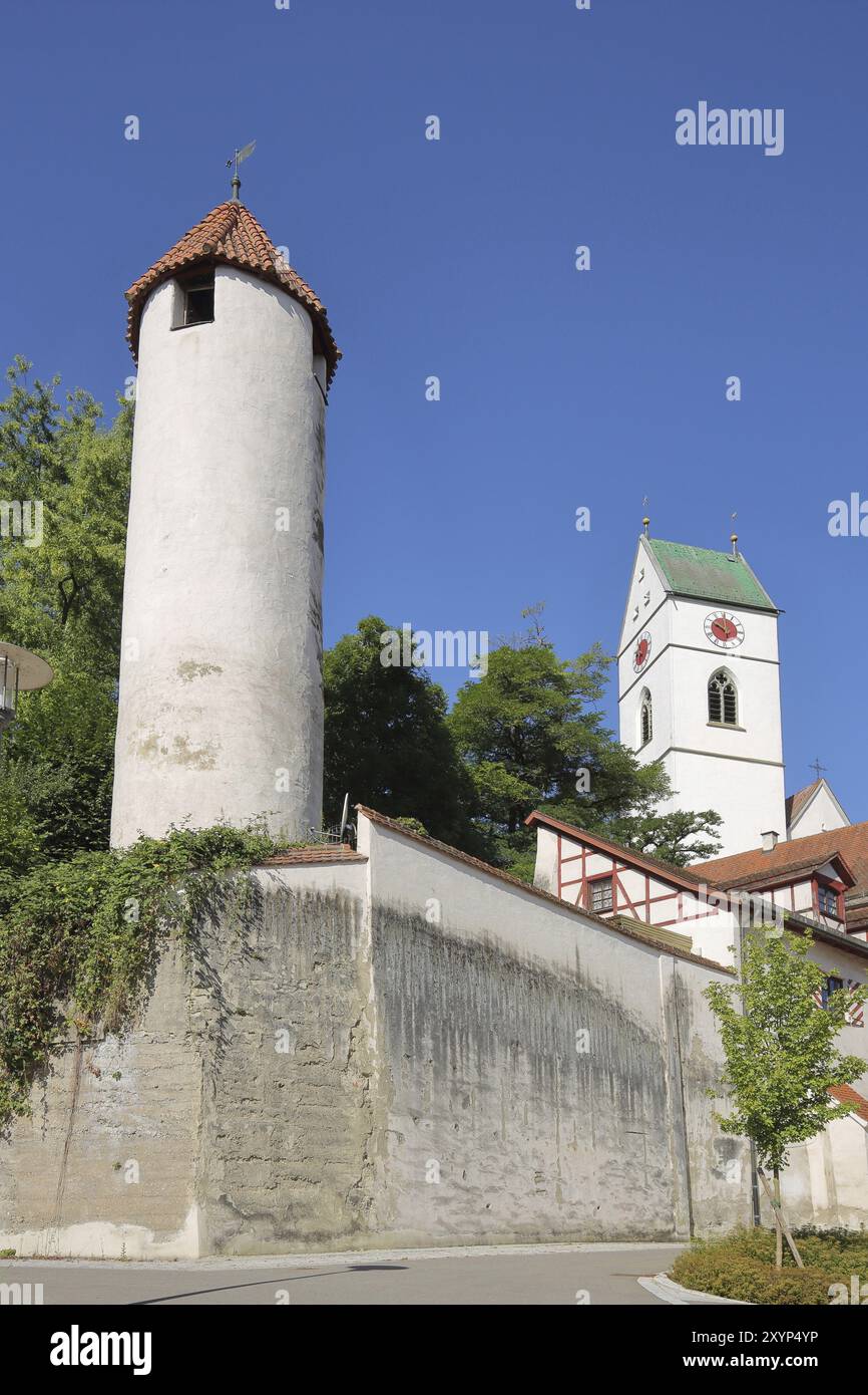 Storica torre cellulare con mura cittadine e campanile della chiesa di San Giorgio, torre cittadina, Riedlingen, Svevia superiore, Svevia, Baden-Wuerttemberg, Germania, Europ Foto Stock