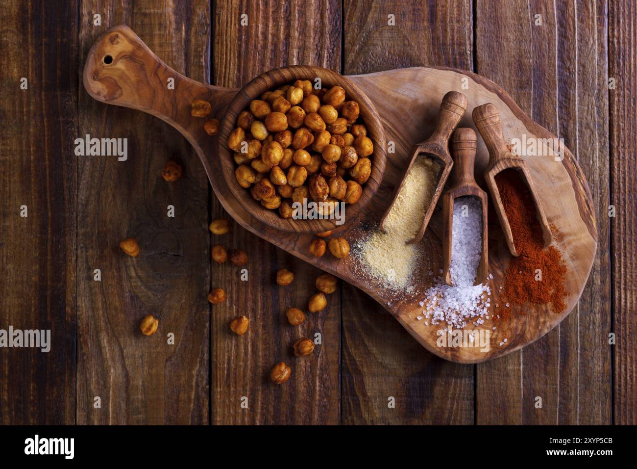 Ceci piccanti arrostiti con sale, aglio e paprika su fondo rustico Foto Stock