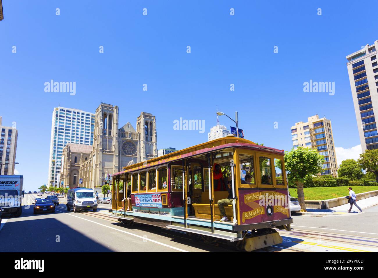 San Francisco, USA, 20 maggio 2016: La funivia rotola lungo California Street di fronte alla Grace Cathedral in cima a Nob Hill. Orizzontale con ampio angolo di Foto Stock