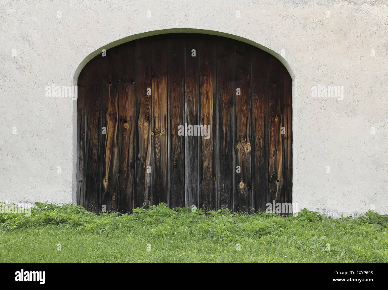 Porte del fienile marrone del prato del municipio del villaggio Foto Stock