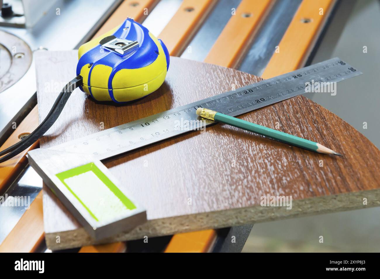 Attrezzi di Falegnameria una roulette di una matita decora la fabbricazione di un arredamento di un obbedire lustro. Produzione manuale di mobili Foto Stock