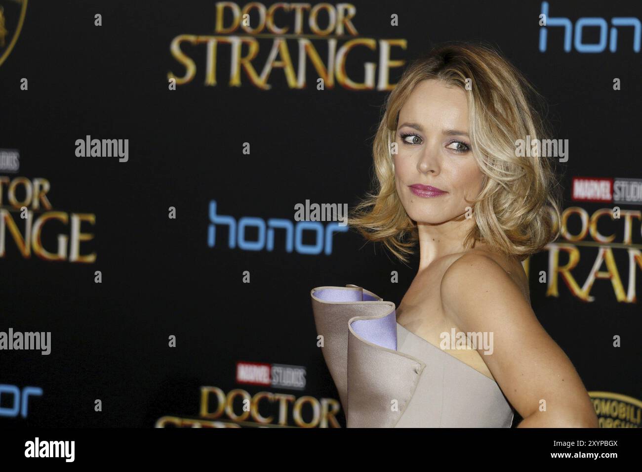 Rachel McAdams alla prima mondiale di "Doctor Strange" tenutasi all'El Capitan Theatre di Hollywood, USA il 20 ottobre 2016 Foto Stock