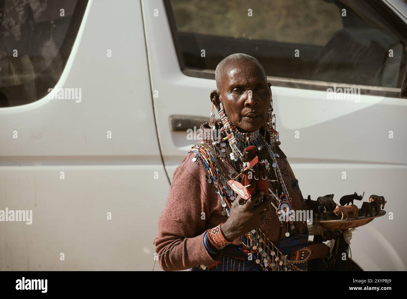 Donna Maasai che vende gioielli Foto Stock