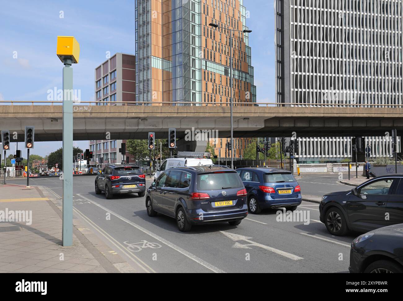 Telecamera automatica per l'applicazione del traffico all'incrocio tra Wood Lane e la A40 a White City, Londra, Regno Unito. Registra le auto che viaggiano attraverso un semaforo rosso. Foto Stock