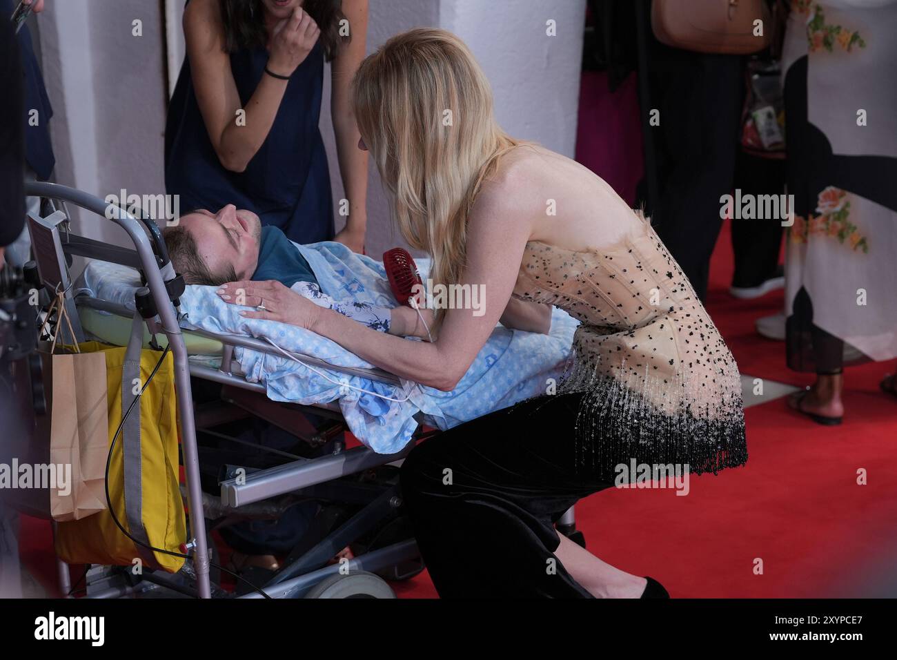 Nicole Kidman saluta i fan disabili Pasquale Esposito per la prima del film 'Babygirl' durante la 81a edizione della Mostra del Cinema di Venezia, venerdì 30 agosto 2024. (Foto di Gian Mattia D'Alberto/LaPresse) crediti: LaPresse/Alamy Live News Foto Stock