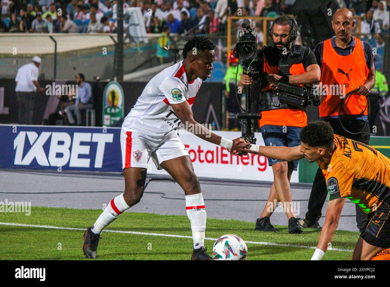 CAIRO, EGITTO - 19 MAGGIO: Ibrahima Ndiaye di Zamalek e Youssef Alfahli di Berkane durante il CAFCC: TotalEnergies Caf Confederation Cup Finals Match Foto Stock