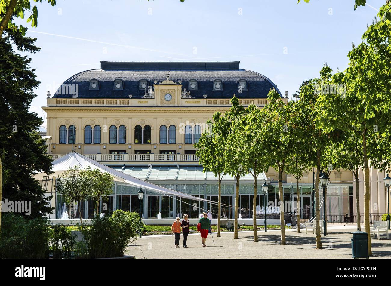 Baden bei Wien, Vienna, Austria, 25.04.2015: Vista al famoso Grand Casino nella giornata di sole della città turistica, gente che passeggia, Europa Foto Stock