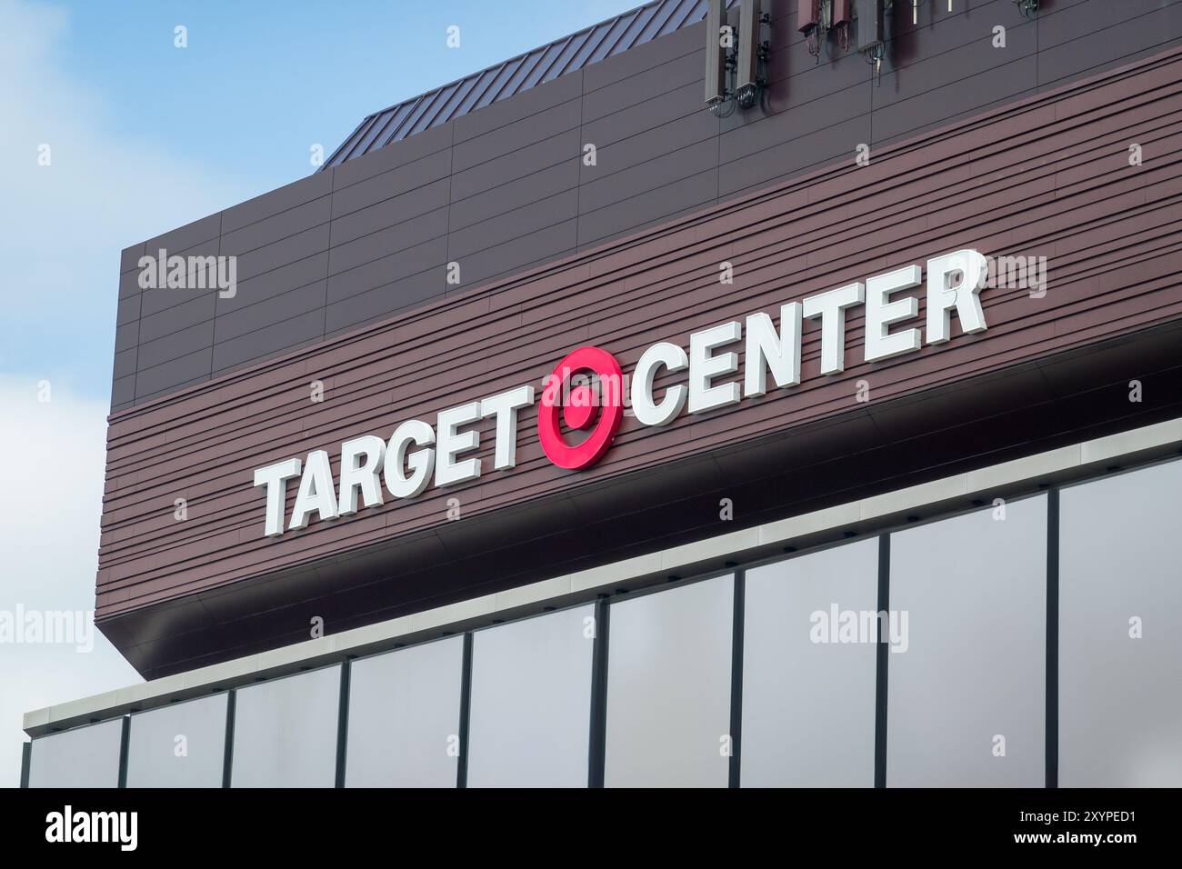 MINNEAPOLIS, Minnesota, Stati Uniti - 25 AGOSTO 2024: Logo esterno e marchio del Target Center. Foto Stock