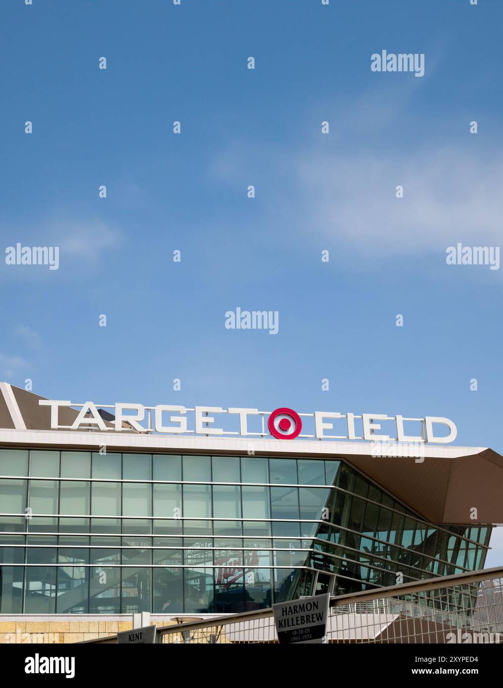 MINNEAPOLIS, Minnesota, Stati Uniti - 25 AGOSTO 2024: Logo esterno e marchio Target Field. Foto Stock