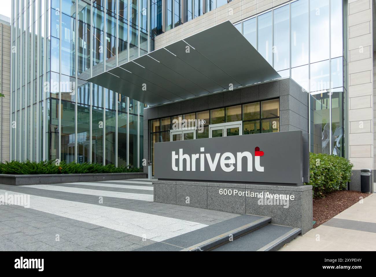 MINNEAPOLIS, Minnesota, USA - 25 AGOSTO 2024: Logo esterno e marchio della sede centrale della Thrivent Insurance. Foto Stock