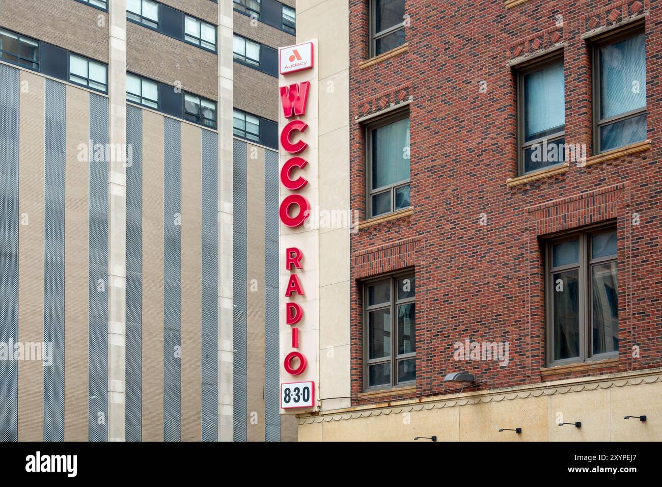 MINNEAPOLIS, Minnesota, Stati Uniti - 25 AGOSTO 2024: Logo esterno e marchio radio WCCO. Foto Stock