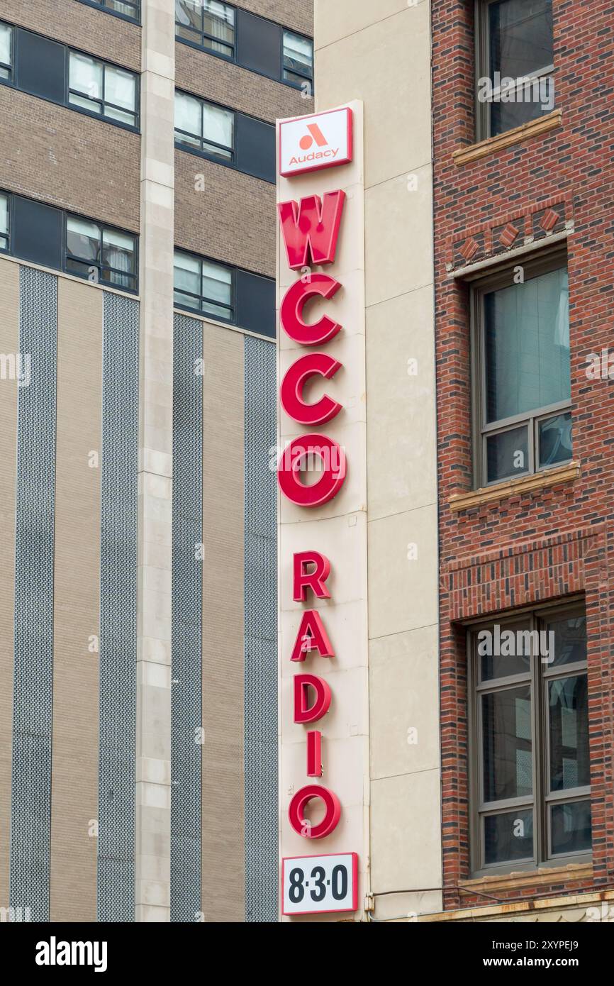 MINNEAPOLIS, Minnesota, Stati Uniti - 25 AGOSTO 2024: Logo esterno e marchio radio WCCO. Foto Stock