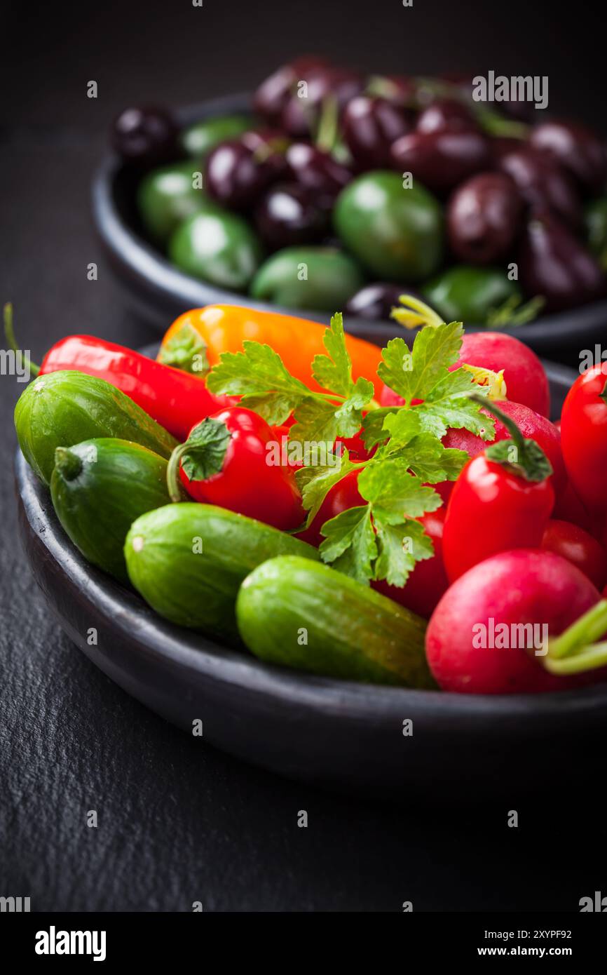 Materie vegetali snack con olive in background Foto Stock