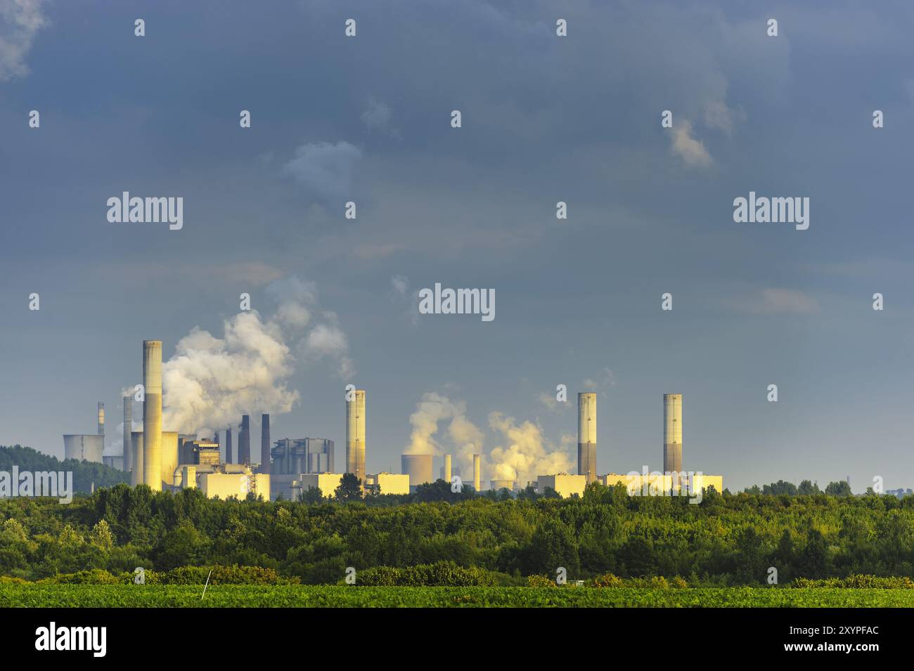 Le centrali elettriche a lignite di Frimmersdorf, Neurath i e Neurath II nella regione mineraria renana Foto Stock