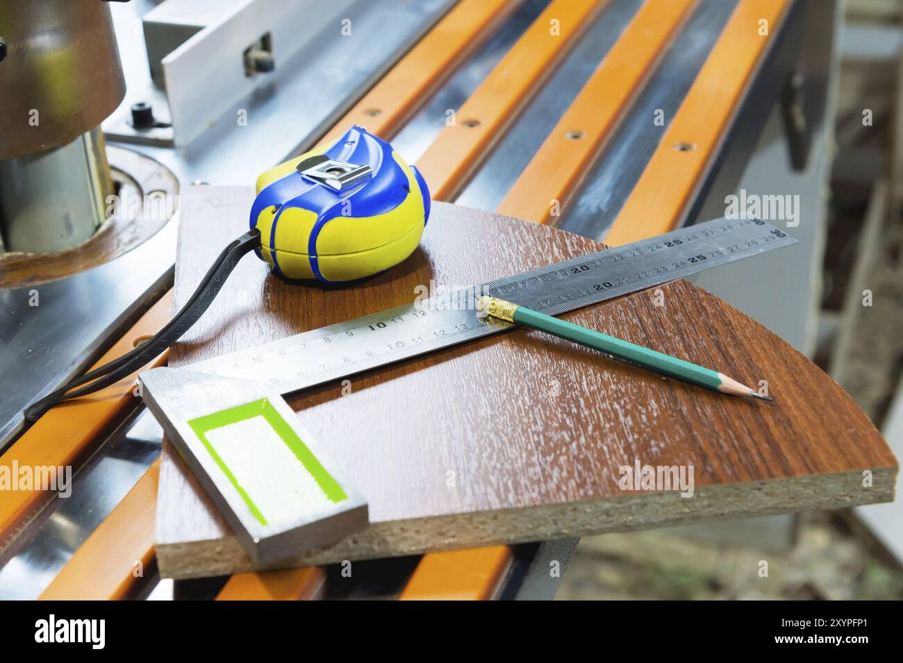Attrezzi di Falegnameria una roulette di una matita decora la fabbricazione di un arredamento di un obbedire lustro. Produzione manuale di mobili Foto Stock