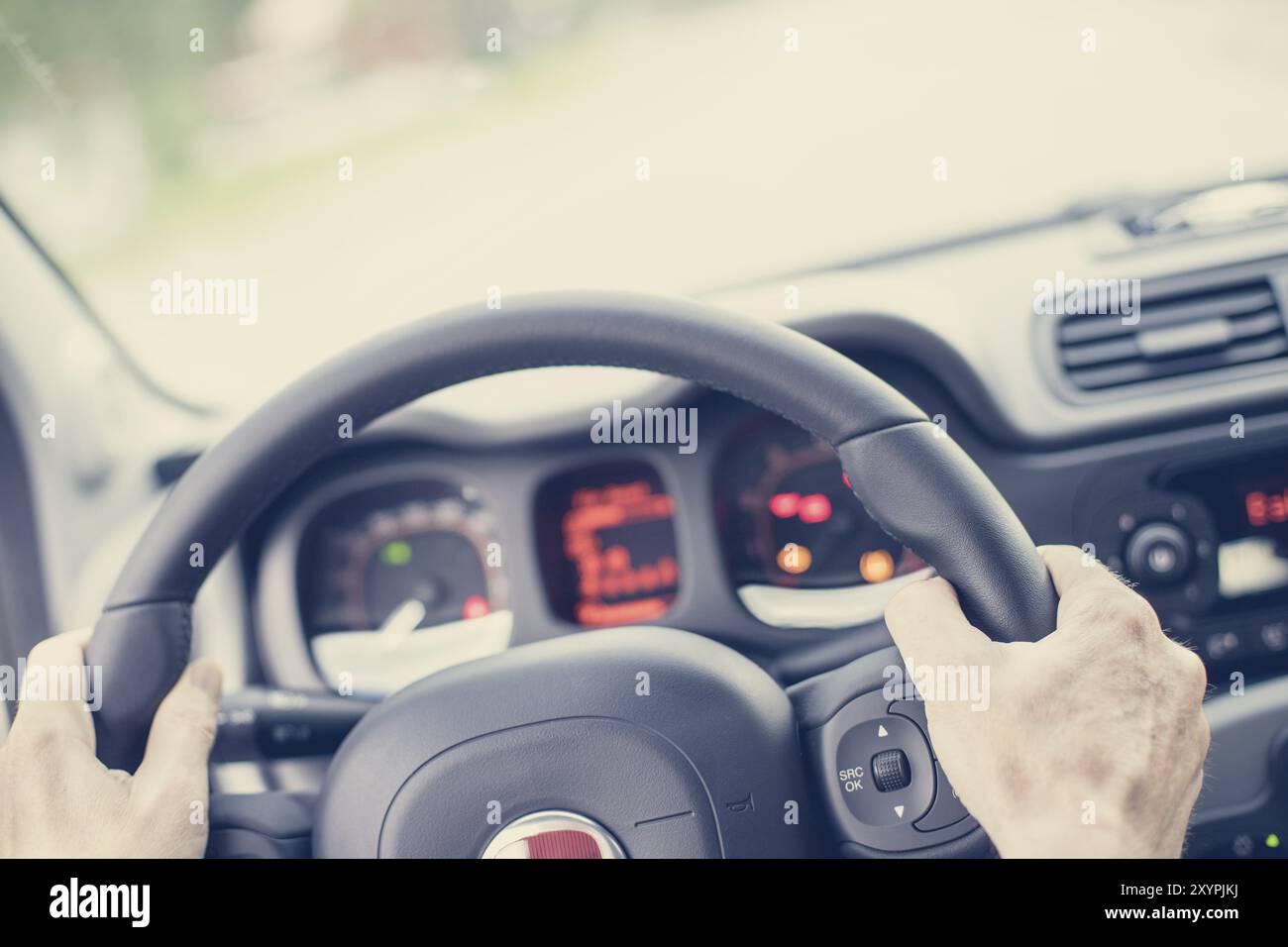 Auto sportiva volante, mani maschio volante Foto Stock