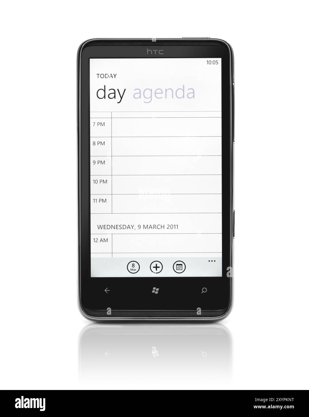Telefono Windows 7. Smartphone HTC HD7 con agenda elettronica giornaliera sul display isolato con percorso di ritaglio su sfondo bianco. Foto di alta qualità Foto Stock